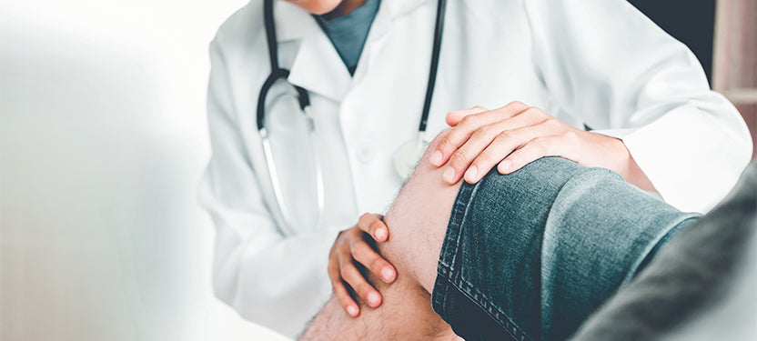 Läkare kollar stabilitet och problem i knäleden och knäskålen