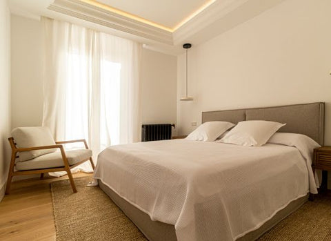 minimalistinis miegamojo interjeras