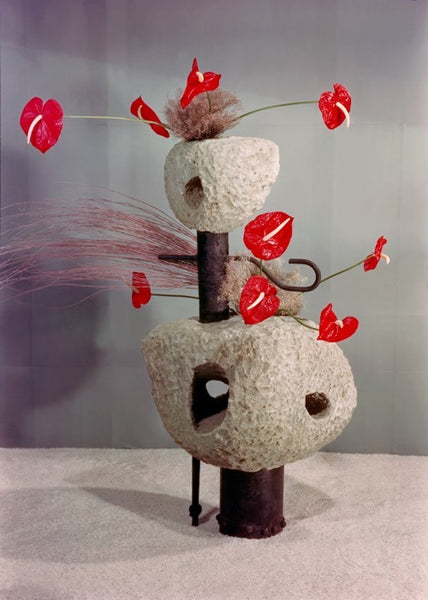 Sofu Teshigahara, Two birds. Materials: flamingo lily, dried statice, summer cypress. Container: Oya stone, iron object, in 1951.
