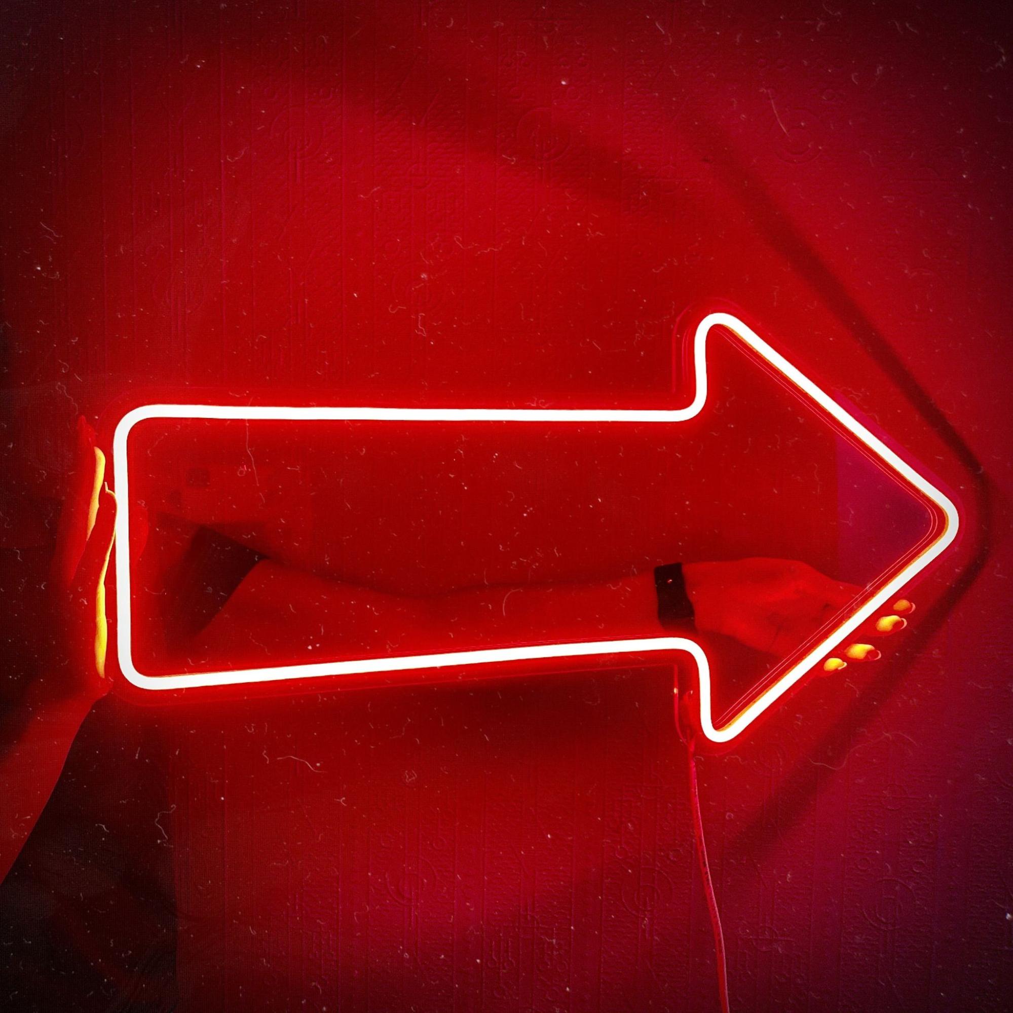 Directional neon signs are the perfect guideline in party