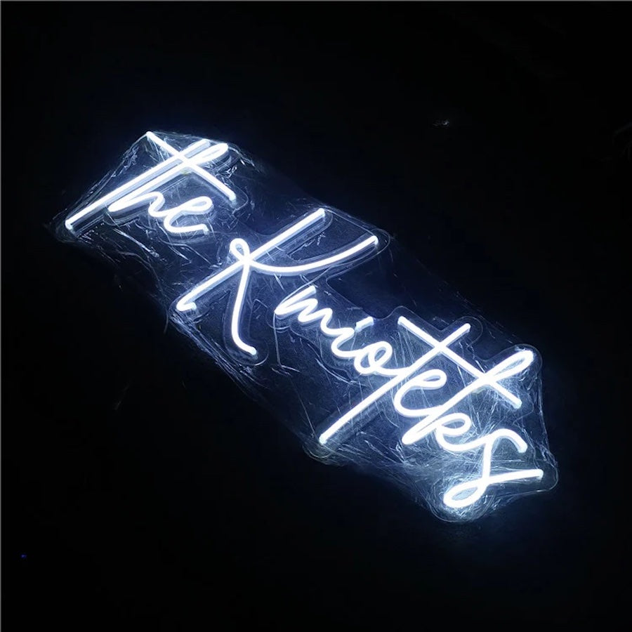 Neon signs can work well in wedding decoration 