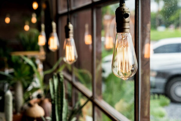 Bombillas encendidas en un restaurante