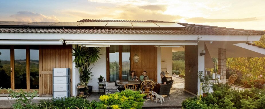 Casa con paneles solares y baterías extensibles BLUETTI