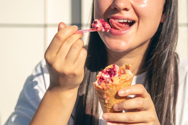 Comiendo helado para mitigar el efecto de la ola de calor en Madrid