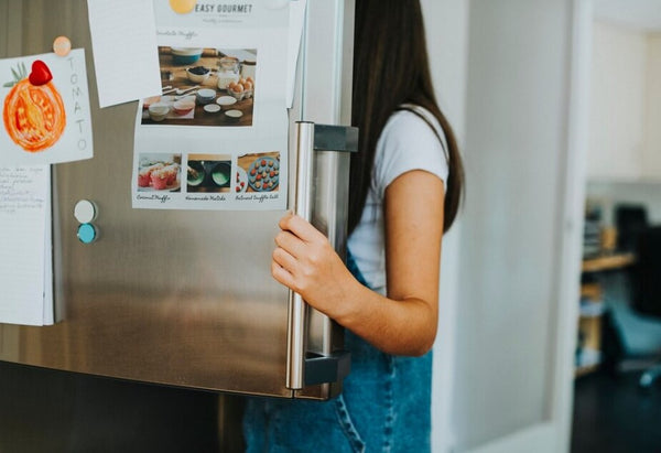 Mujer abriendo el frigorifico