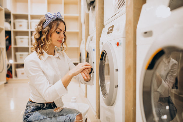 Mujer calculando la hora que acaba el lavado