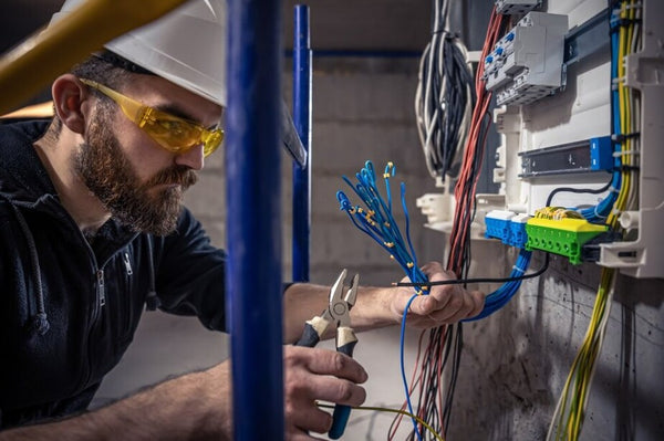 Persona manipulando la instalación eléctrica