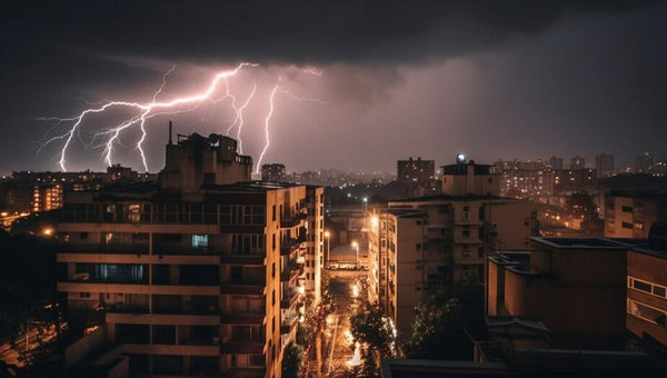 Tormenta muy grande sobre una ciudad