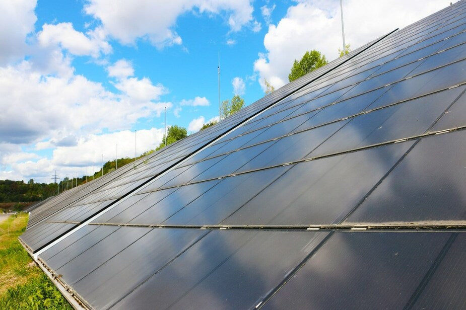 Una instalación fotovoltaica se compone de placa solar, inversor y cableado