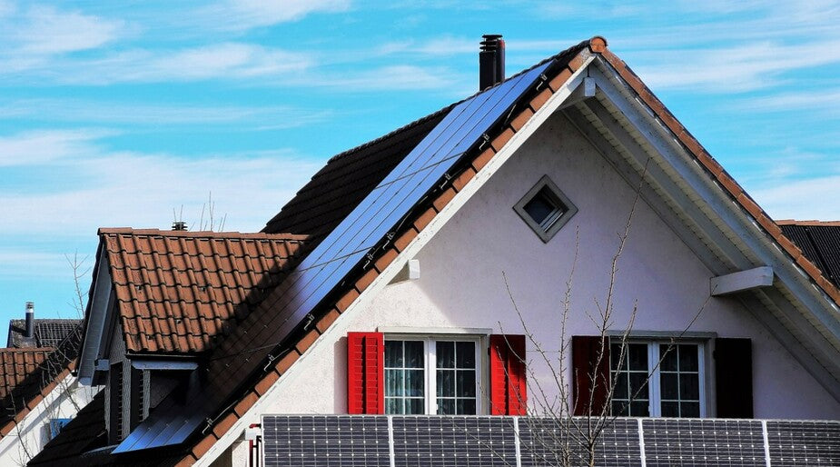 instalación de baterías para placas solares en el hogar