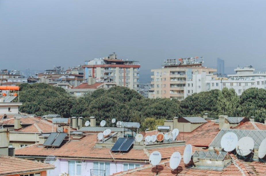 cuántas horas necesitan los paneles solares de BLUETTI en cargar una estación de energía