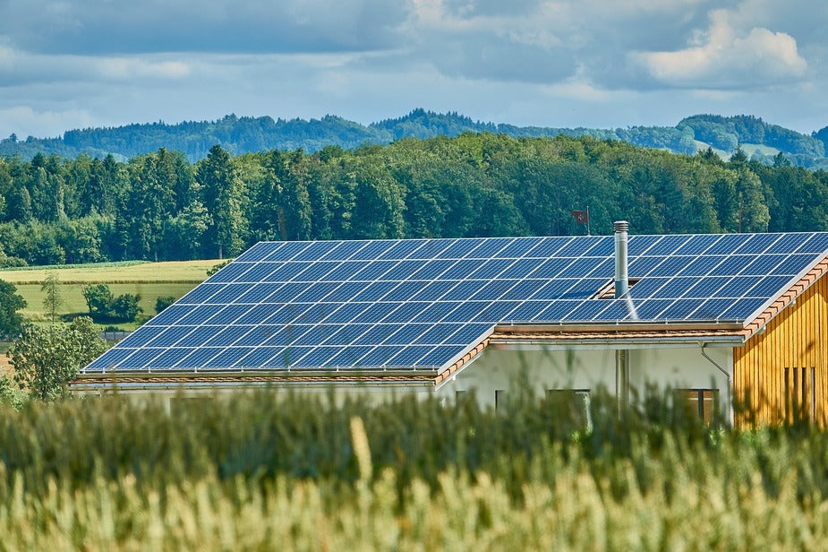 tejado con placas solares en la montaña