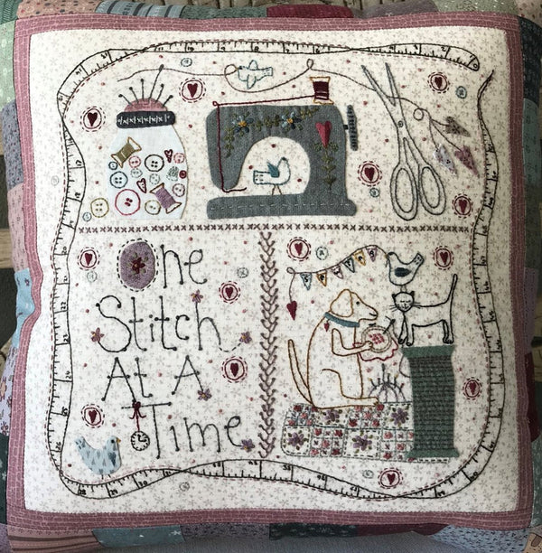 In Stitches with Lynette Anderson  Love my Stitching circle basket,  contains all my bits & bobs 👏👏 thanks Lynette for a great project 👍