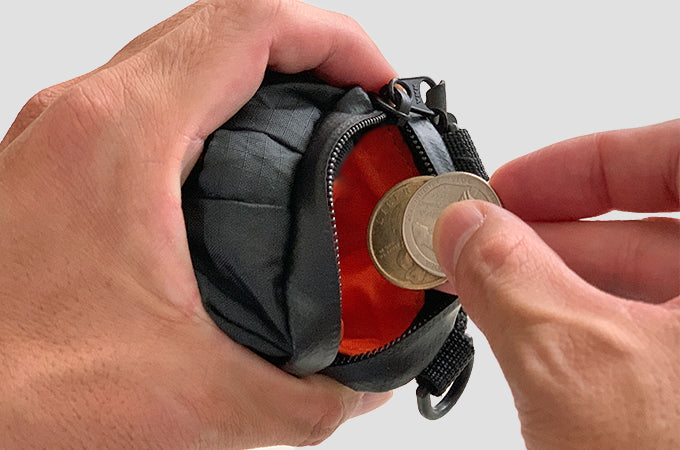 ANNEX 360-揹錢包，一條拉鍊三個口袋的專利設計讓卡片、鈔票、零錢分類收納，獨特造型可以適應多數穿搭風格的黑色錢包。