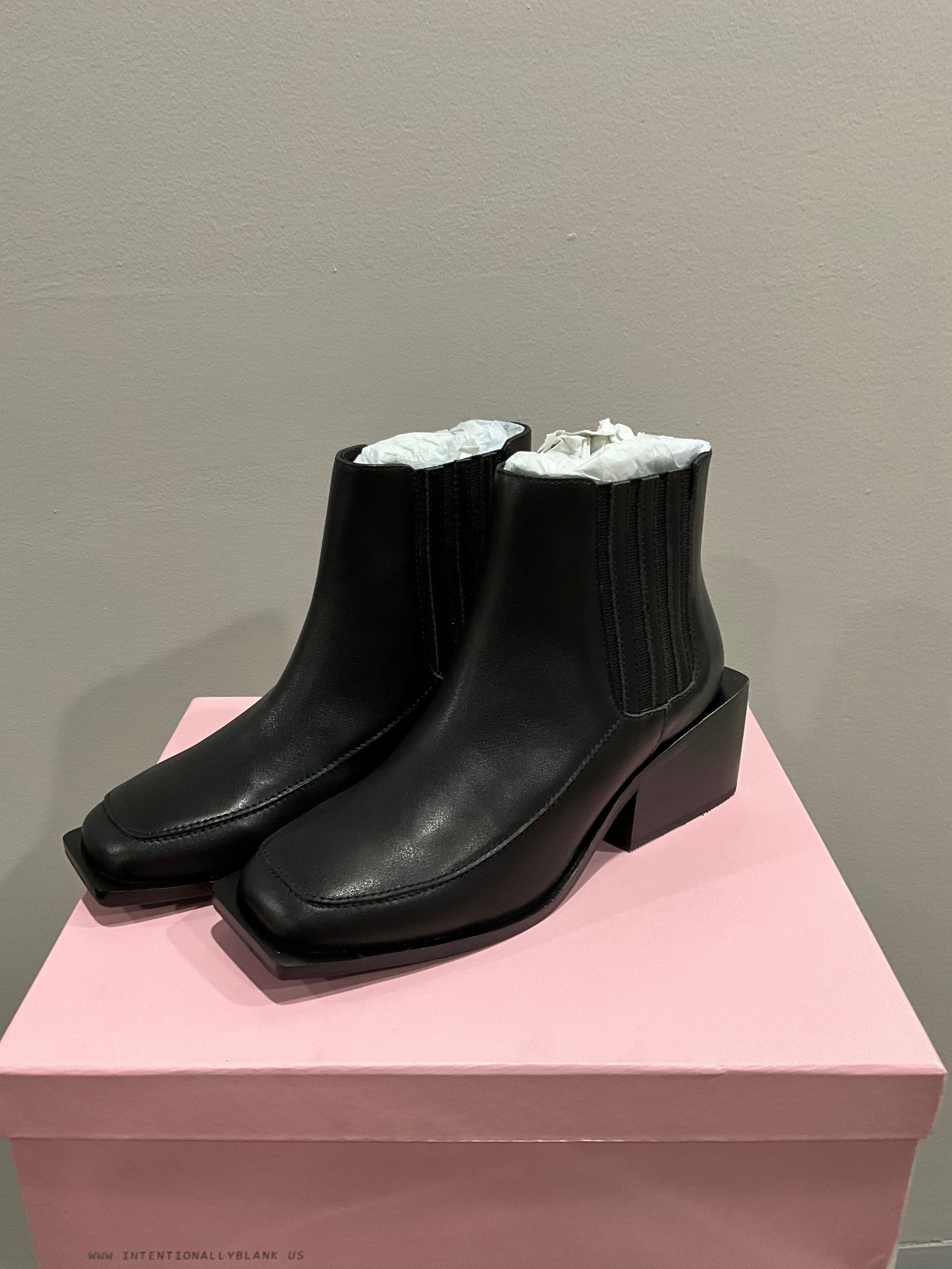 BLACK LEATHER SQUARE BOOT