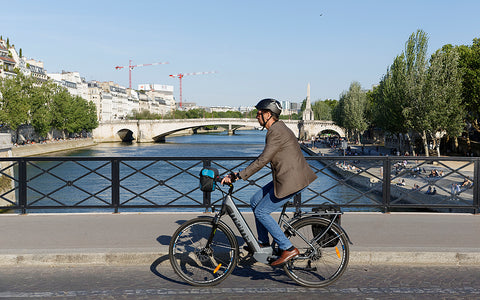 Homme à vélo avec casque et lumière