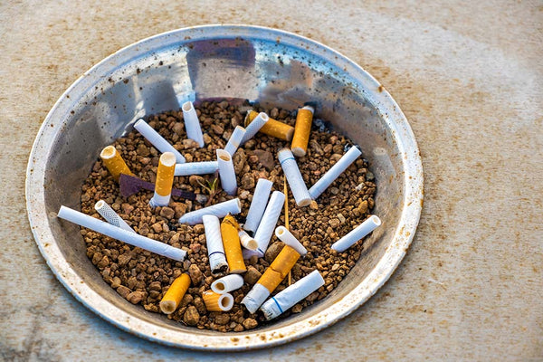 Foto de colillas de cigarros en el cenicero