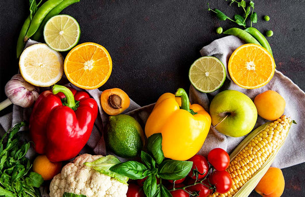Foto de frutas, verduras y legumbres sobre una mesa vitaminas y minerales