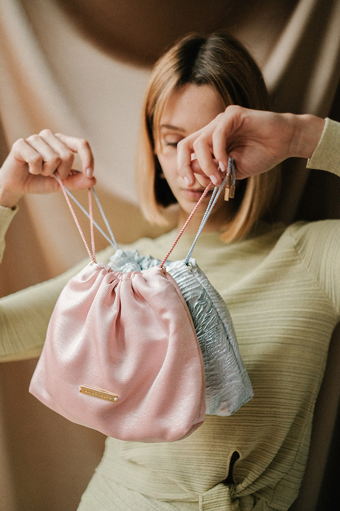 Bolso de fiesta con plumas y asa rígida invitada