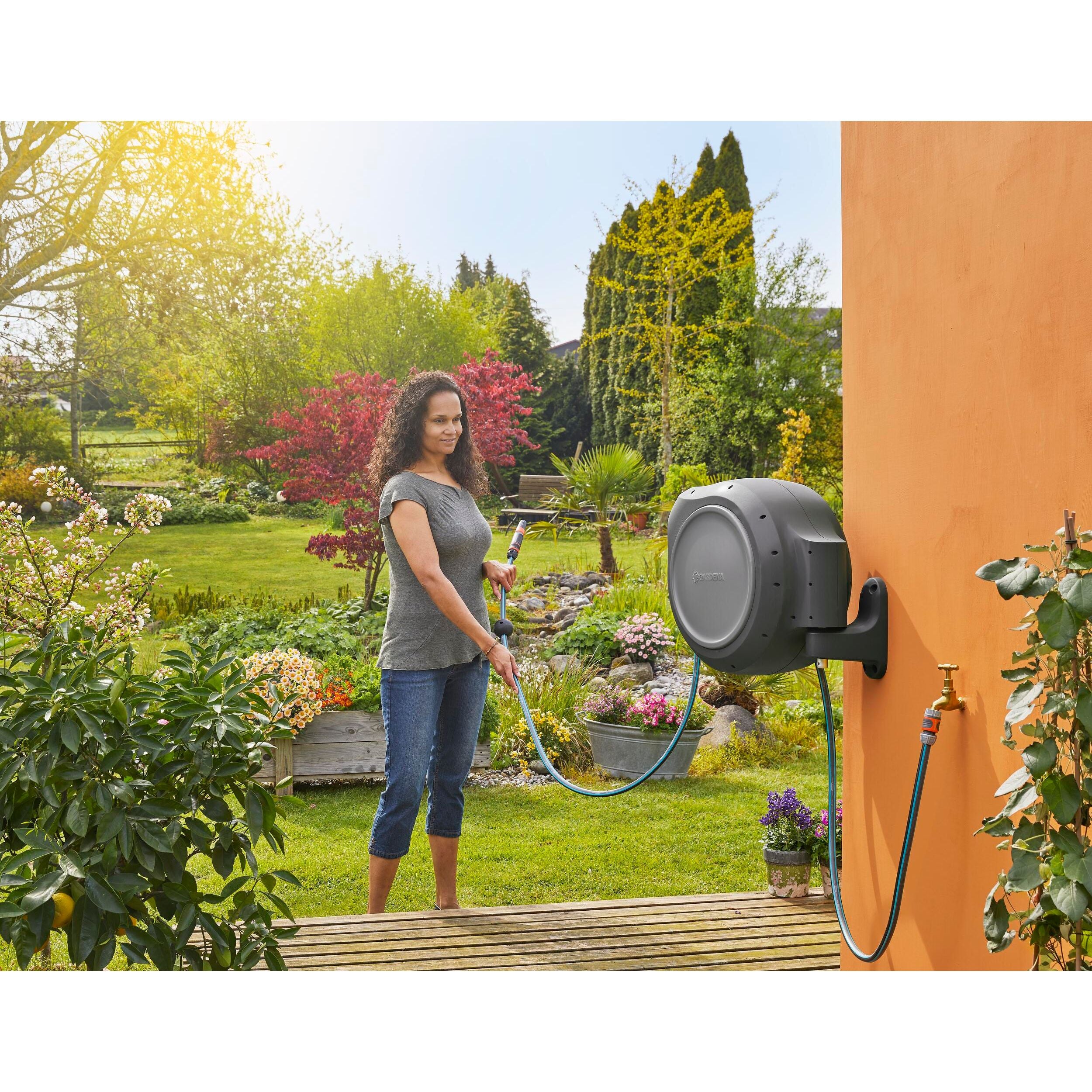 Gardena Wall-Mounted Hose Box Rollup L (White) 30 m: Versatile Watering  System for Large Gardens, Swivel Hose Box, Including 30 m Gardena Hose and