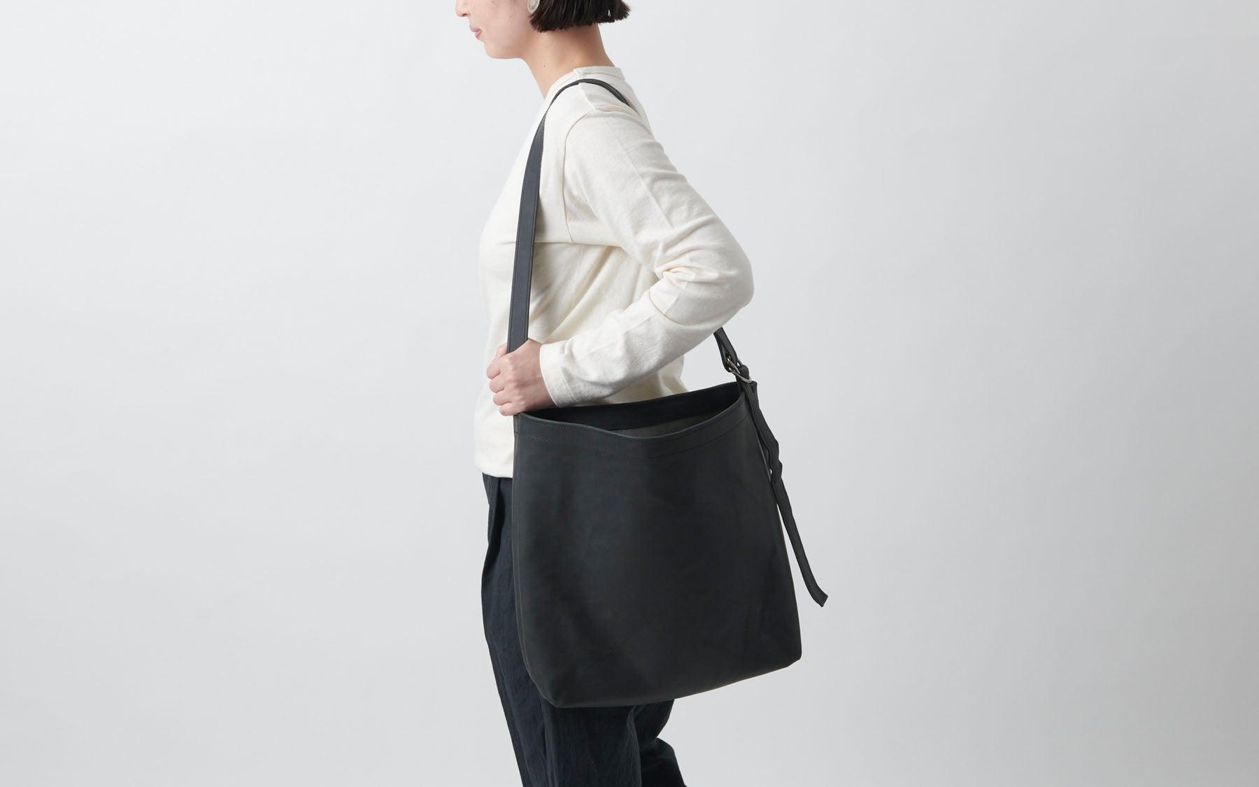 PINT leather shoulderbag black　牛革本革レザーショルダーバッグシンプル