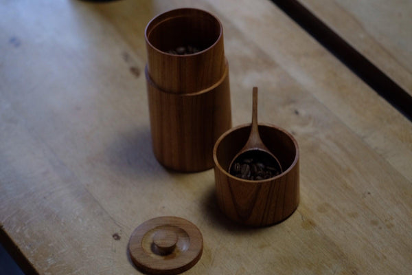 コーヒー器具各種　黒　焼締め　ろくろ挽きの欅の木の茶筒（小）　コーヒーメジャー　みやざき眞　白カップ　マット