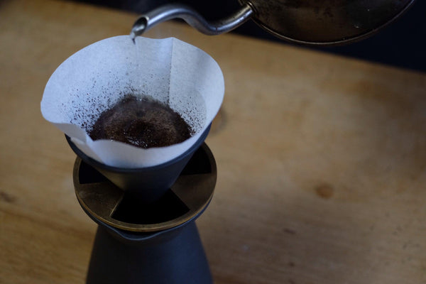 コーヒー器具各種　黒　焼締め　ろくろ挽きの欅の木の茶筒（小）　コーヒーメジャー　みやざき眞　白カップ　マット