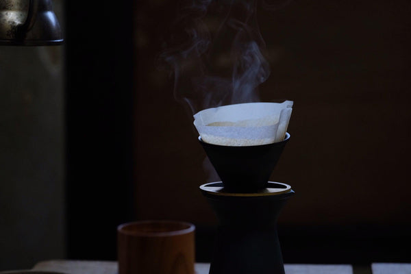 コーヒー器具各種　黒　焼締め　ろくろ挽きの欅の木の茶筒（小）　コーヒーメジャー　みやざき眞　白カップ　マット