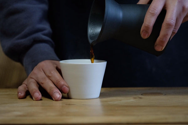 コーヒー器具各種　黒　焼締め　ろくろ挽きの欅の木の茶筒（小）　コーヒーメジャー　みやざき眞　白カップ　マット