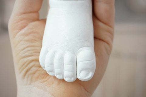 Baby 3D Fußabdruck mit Alginat detailgetreu abgeformt, grundiert und weiss lackiert als ewige Erinnerung aus Gips der Babyzeit. Direkt ab Geburt im Atelier Body-pArts machbar. Bitte Termin mit Julia Schulze in Erfurt buchen!