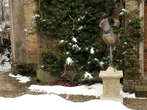 Gipsabdruck Babybauch Schwangerschaft aus Bronze auf Sockel im winterlichen Park