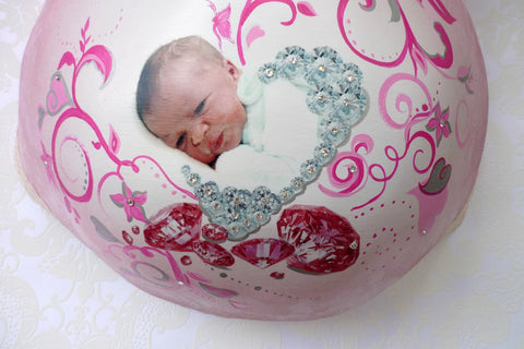 Gipsabdruck Babybauch pink rosa babyfoto strass schnoerkel ornamente diamanten