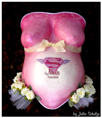 gipsabdruck babybauch im pink mut superman und stoffblumen