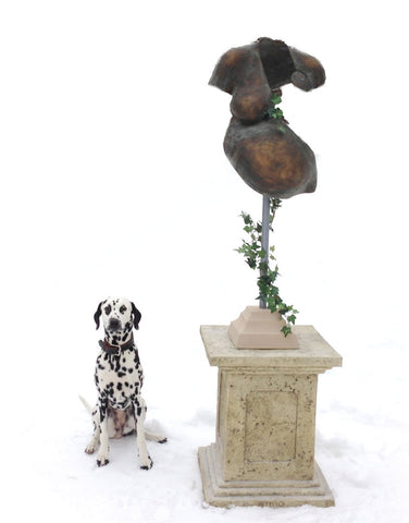 Gipsabdruck Bueste Bronze im Park Schnee mit Hund Dalmatiner