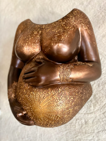 gipsabdruck_babybauch_bronze_gold_edel_schwanger_haende_arme_atelier_bodyparts_julia_schulze