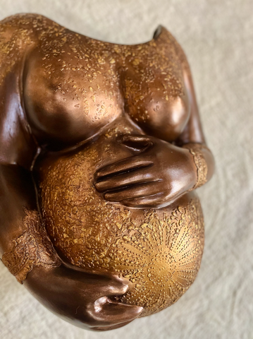 Bronze Skulptur Schwangerschaft Babybauch gold Ornamente