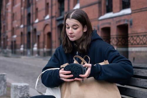 Woman shocked by her empty wallet