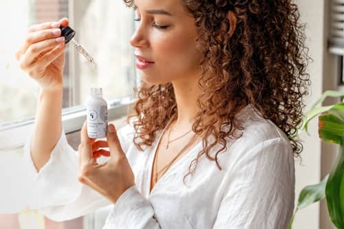 Person applying alicylic acid to her face