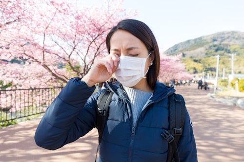 Girl having pollen allergy reaction