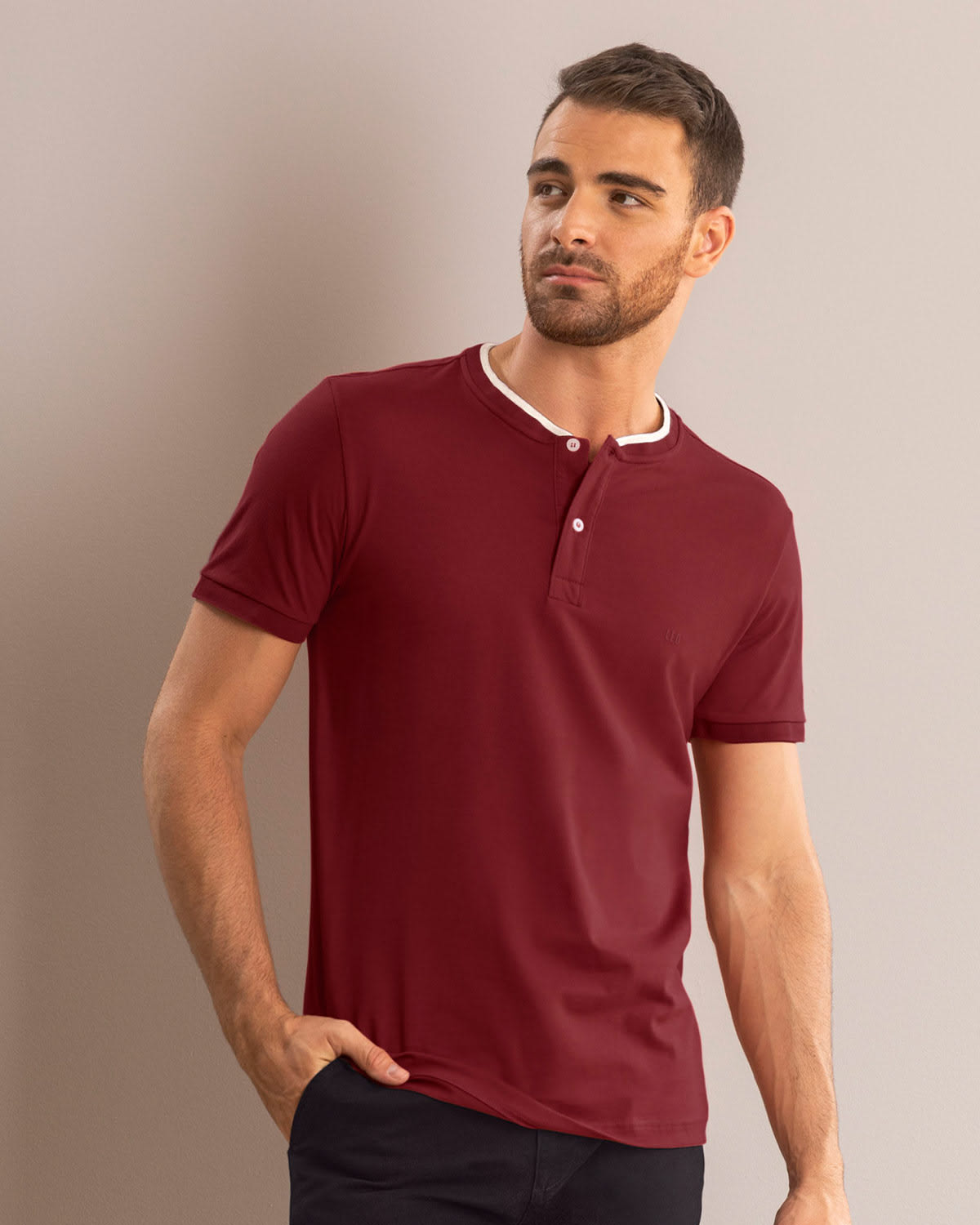 Camiseta con cuello henley y perilla funcional