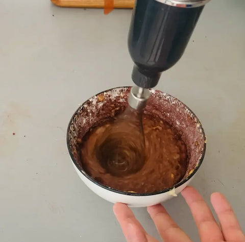 Batir la tarta de chocolate