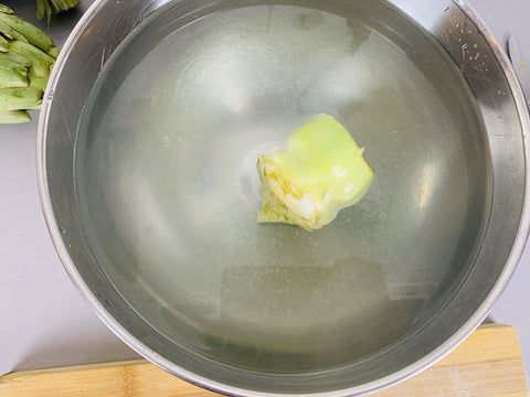 alcachofa con agua y limón