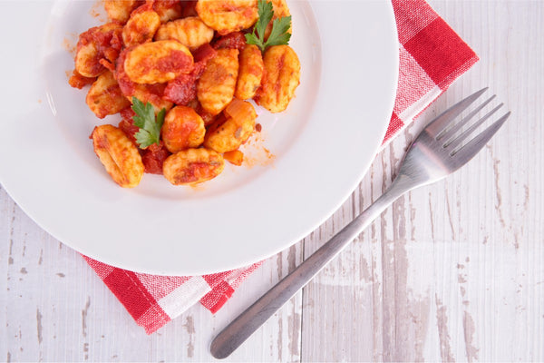 Plato de gnocchi con salsa de tomate