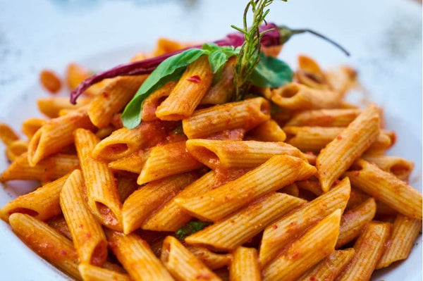 Plato de pasta tipo penne con salsa de tomate