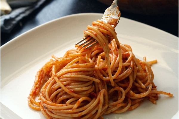 Plato de espaguetis con salsa de tomate frito