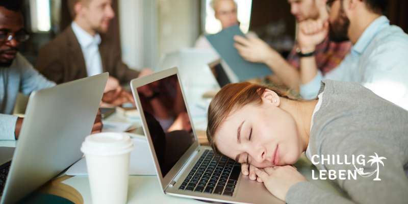 Frau hat während Meeting Sekundenschlaf