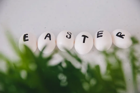 Decorating Easter eggs with letters 