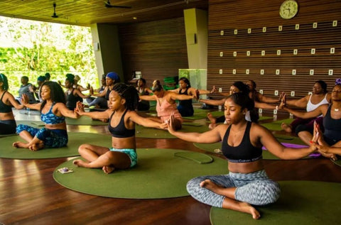 OMNOIRE black women practicing yogo
