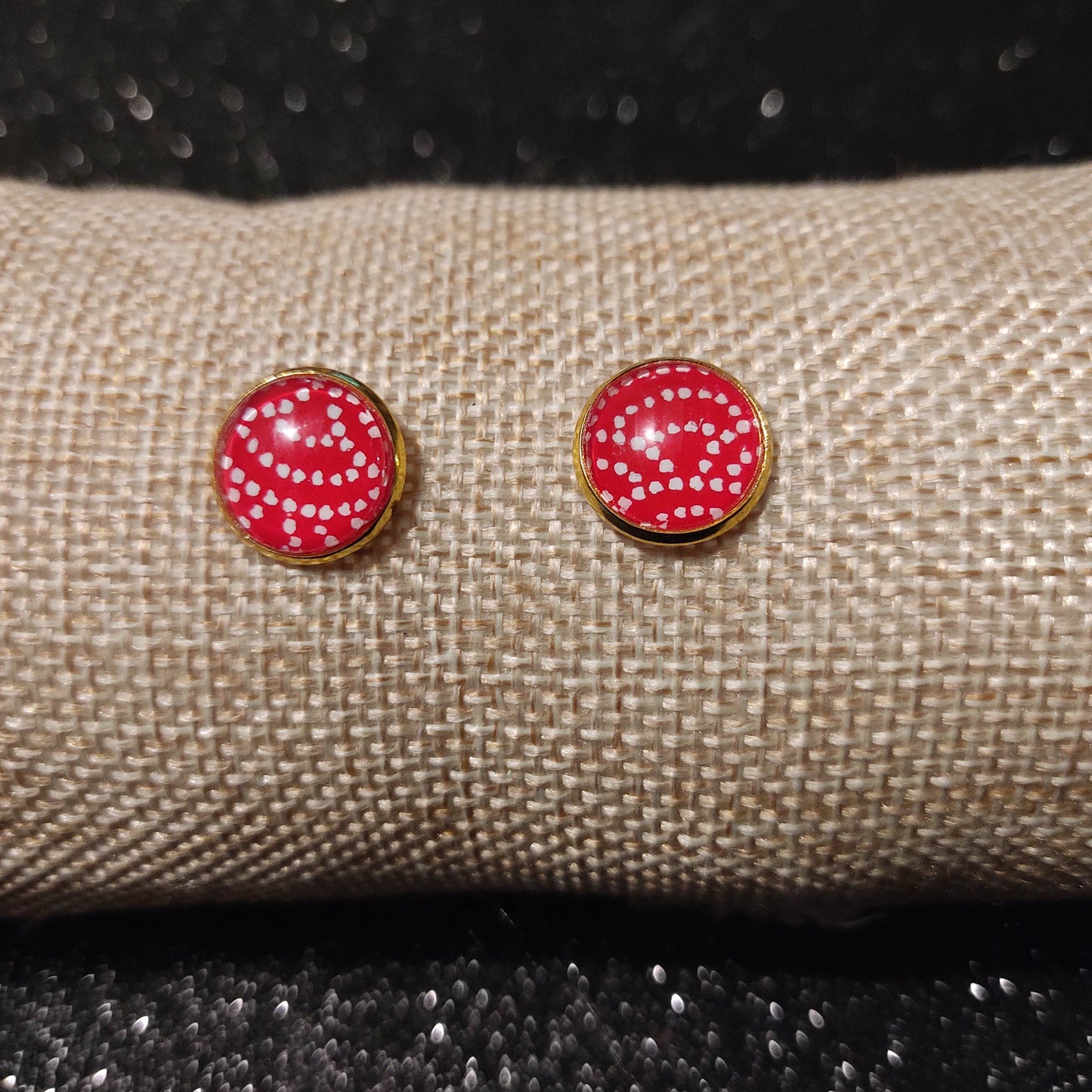 Boucles d'oreilles Puces 12mm - Acier inoxydable doré - Papier japonais pois blanc (arc), fond rouge