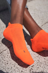 Dame met de beste orange sokjes voor in de sneaker